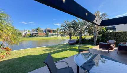 Sobrado mobiliado Beira de Lago com 4 suítes no Condominio Fechado em Xangri-la