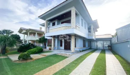 Sobrado à venda, com 4 quartos/dormitórios, 2 vagas/box, em Atlântida, Xangri-lá/RS