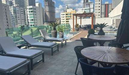 Apartamento 04 quartos sendo 04 suítes e 03 vagas de garagem.