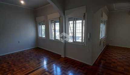 Apartamento com 142m² privativos, três dormitórios, sendo um com sacada, living para 3 ambientes