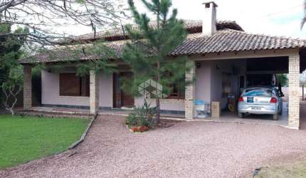 Casa de alvenaria de 220 m², 2 dormitórios sendo 1 suíte, ampla sala de estar/jantar, cozinha integrada.