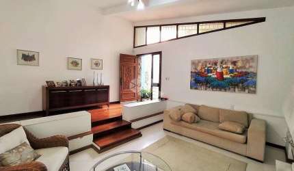 Maravilhosa casa de 201 m², 5 dormitórios, 3 vagas de garagem, living espaçoso.