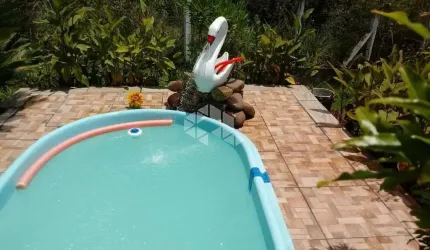 Sítio possui casa de alvenaria de 200 m², gazebo com churrasqueira, piscina.