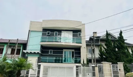 Luxuosa Casa Mobiliada no Jardim Leopoldina: 362 m² com 4 Dormitórios, Piscina e Garagem para 5 Carros