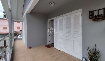 Casa em amplo terreno com  3 dormitórios, sendo 1 suite e 2 vagas de garagem