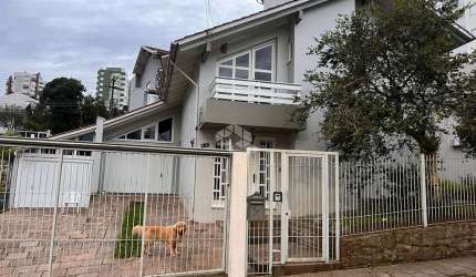 Casa com amplo terreno próximo ao centro da cidade, medindo 24m X 19m