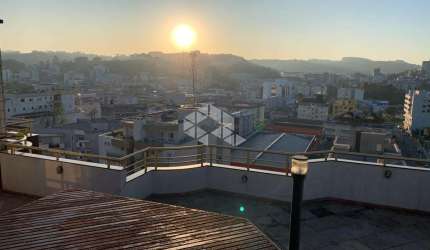 Cobertura com vista panorâmica e piscina no centro de Garibaldi
