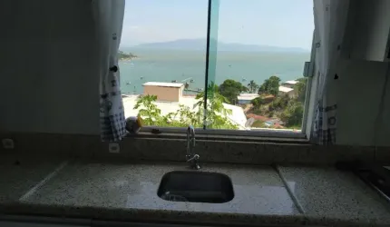 Casa com 03 quartos/dormitórios no bairro Calheiros, em Governador Celso Ramos- SC