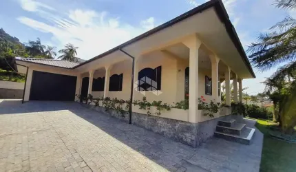 Casa com 03 quartos/dormitórios no bairro Alto Aririú, em Palhoça- SC