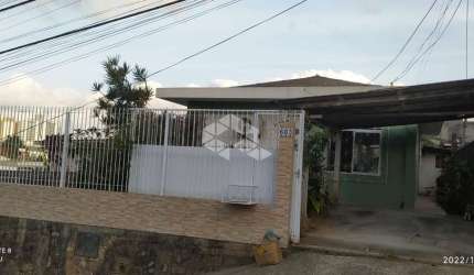 Casa com 03 quartos/dormitórios no bairro Barreiros, em São José- SC