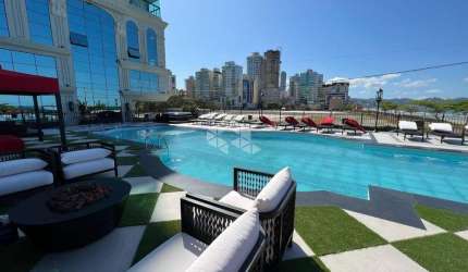 Apartamento de luxo com quatro quartos em Meia Praia Itapema SC