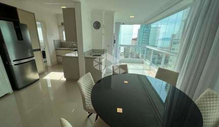 Apartamento mobiliado com três quartos em Meia Praia Itapema SC