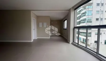 Apartamento mobiliado com três quartos em Meia Praia Itapema SC
