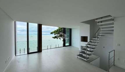 Sobrado triplex , frente mar,  em Morrinhos Bombinhas.