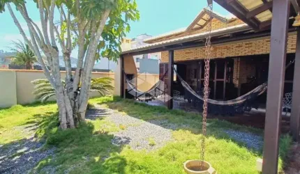 Casa com três quartos a 70 metros do mar de Zimbros em Bombinhas SC.