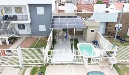 Casa com suíte, piscina e placas solares no Centro Novo