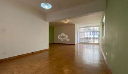 Apartamento reformado de 190m², paralelo à Av. Paulista e a 500mts. do metrô, com 3 quartos e 1 vaga de garagem.