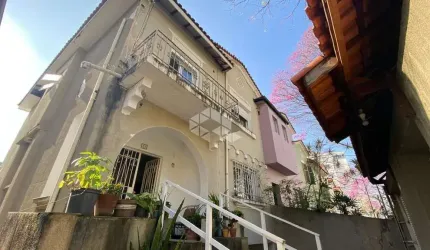 Casa de Vila na Aclimação, com 3 pavimentos, 4 quartos e 8 vagas de garagem.