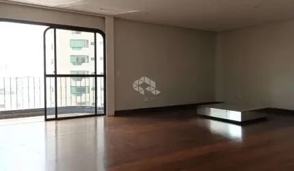 Apartamento 200m² , sendo 3 suítes e 2 vagas, próximo ao Parque da Aclimação.