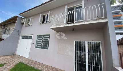 Casa à venda com 03 dormitórios e sala comercial no bairro Camobi, em Santa Maria.
