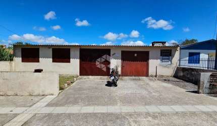 Casa comercial à venda com 11 acomodações no bairro Camobi, em Santa Maria.