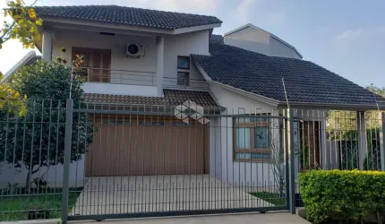 Casa à venda, com sacada e churrasqueira no bairro Camobi, em Santa Maria.
