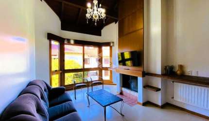 A venda apartamento com 3 dormitórios sendo uma suíte, localizado no bairro Bavária em Gramado.
