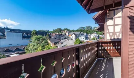 A venda apartamento de 89m² de 2 dormitórios mais 1 banheiro social, localizado a 200 metros da rua coberta em Canela.