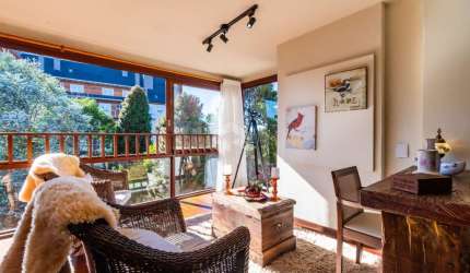 Viva a Magia de Gramado: Cobertura Encantadora com Vista Deslumbrante à Venda!