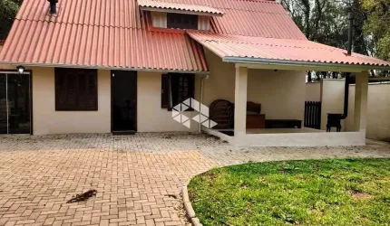 A venda casa de 2 dormitórios mais banheiro social, localizada em Gramado.