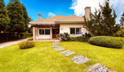 A venda casa de 2 dormitórios sendo 2 suítes, localizada em Gramado.
