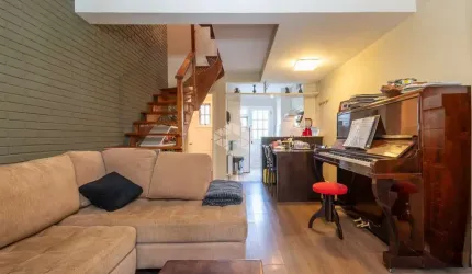 A venda casa geminada de 2 dormitórios, localizada no Planalto em Gramado.