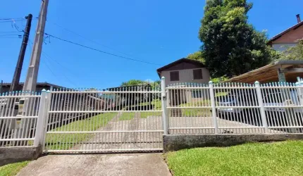 Casa mista com terreno amplo e patio cercado em Canela.