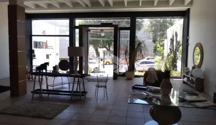 Loja com 300 m², 4 vagas no centro de canoas