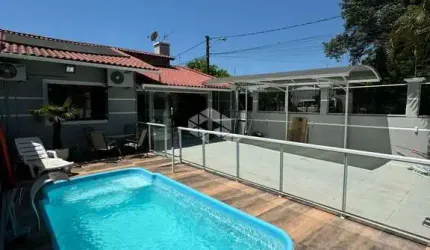 Casa de esquina, com 2 quartos, 2 banheiros, 4 vagas de garagem e piscina no Central Park em Canoas