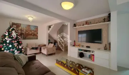 Casa em condomínio, semi-mobiliada e decorada, 4 dormitórios, 2 suítes, churrasqueira, patio, 3 vagas,  bairro Moinhos de Vento. Canoas