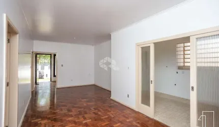 Casa de 3 dormitórios, sendo 1 suíte, churrasqueira e área de serviço. Terreno 14x22 e 155m² privativos. A venda no Centro de Canoas