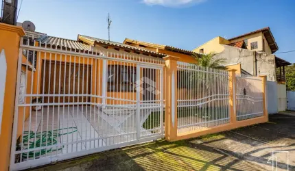 Casa térrea à venda em Canoas, Bairro Moinhos de Vento, com 2 dormitórios, financiamento e espaço para toda a família