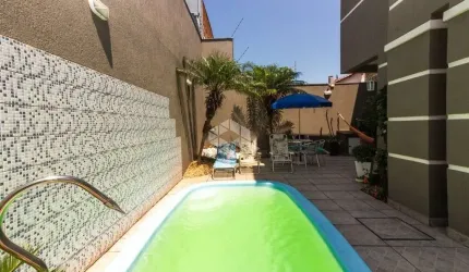Casa sobrado 4 quartos, 1 suíte, 2 banheiros, sala de estar, sala de jantar, lavabo,pátio com piscina. A venda no Bairro Moinhos de Vento- Canoas