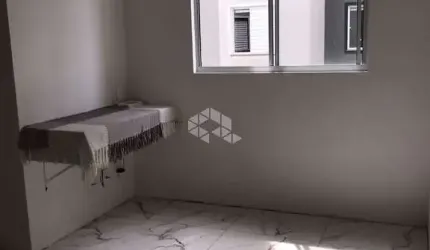 Apartamento 2 dormitórios, banheiro social, cozinha individual, área de serviço, 1 vaga de garagem, infra completa, localizado no Centro.