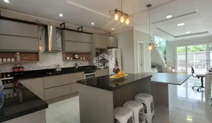 Casa/Sobrado na Estância Velha em Canoas, com 3 dormitórios, sendo 1 suíte com sacada, banheiro social, churrasqueira, área de serviço, pátio.