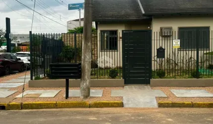 Casa térrea 50m² com 2 amplos dormitórios, sala de estar, cozinha modulada, banheiro social, 2 vagas de garagem. A venda no bairro Moinhos de Vento-