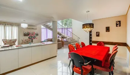 Casa a venda com  4 dormitórios, semimobiliada, com sacada, churrasqueira, 2 vagas cobertas, Aceita FGTS e financiamento, no Mont. Serrat em Canoas