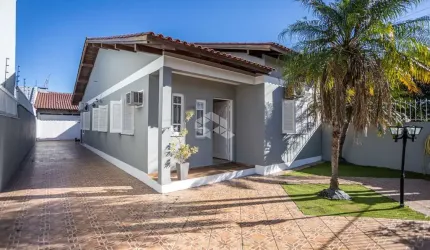 A casa térrea tem uma área de 170,00 m² e possui 4 dormitórios, um living com 2 ambientes , cozinha e sala de jantar. Também conta com churrasqueira,