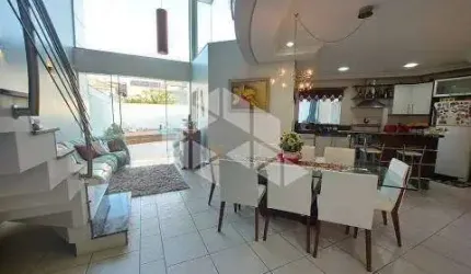 Casa  de 4 dormitórios, 4 suítes sendo 1 master, cozinha planejada, espaço goumet com piscina. À venda no bairrro Moinhos de Vento/Canoa