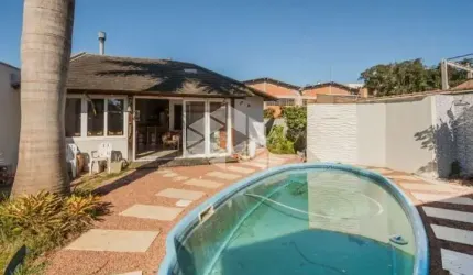 Casa/Sobrado com 4 dormitórios sendo 2 suítes, hidro closet e sacada, pátio, piscina, lareira, 4 vagas. Aceita Financiamento e FGTS. A venda no bairro