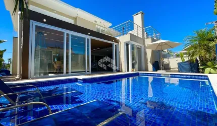 Casa em condomínio semimobiliada de 3 suítes, escritório, possui pátio, piscina e sauna,  pode ser financiada, 4 vagas, bairro Estância Velha Canoas.