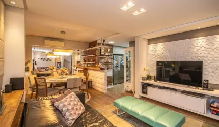 Casa em condomínio, semi-mobiliada e decorada, 4 dormitórios, 2 suítes, churrasqueira, patio, 3 vagas,  bairro Moinhos de Vento. Canoas