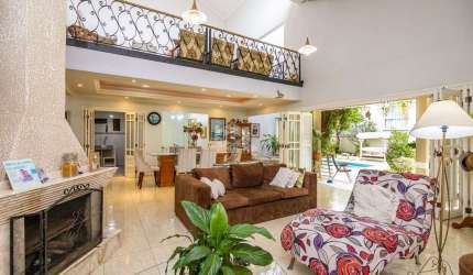 CASA  COM 5 DORMITÓRIOS, SENDO  3 SUÍTES, 6 VAGAS, PISCINA E PÁTIO AMPLO COM JARDIM.