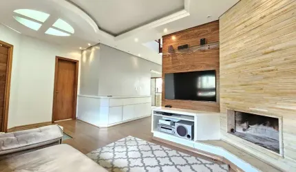 Casa sobrado, 3 Dormitórios, 1 suíte, closet, hidromassagem, sacada, cozinha, sala, lareira, lavabo, pátio e 2 vagas. A venda no Bairro Bela Vista